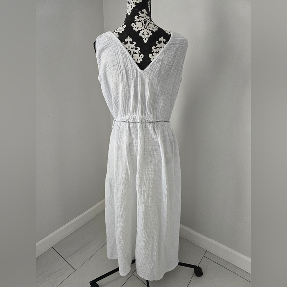 Elegant White Sleeveless Dress Size L - Picture 3 of 14